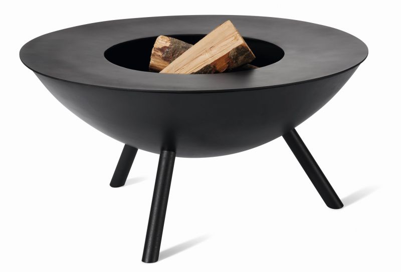 Schwarze Flames Feuerschale von Philippi mit Holzscheiten, ideal zum Grillen und für Lagerfeuer.